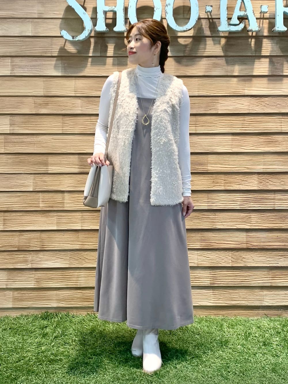 ベージュ系のベスト、ホワイト系のTシャツ/カットソー、イエロー系のワンピースを着用したレディースの春コーディネートの3枚目の写真