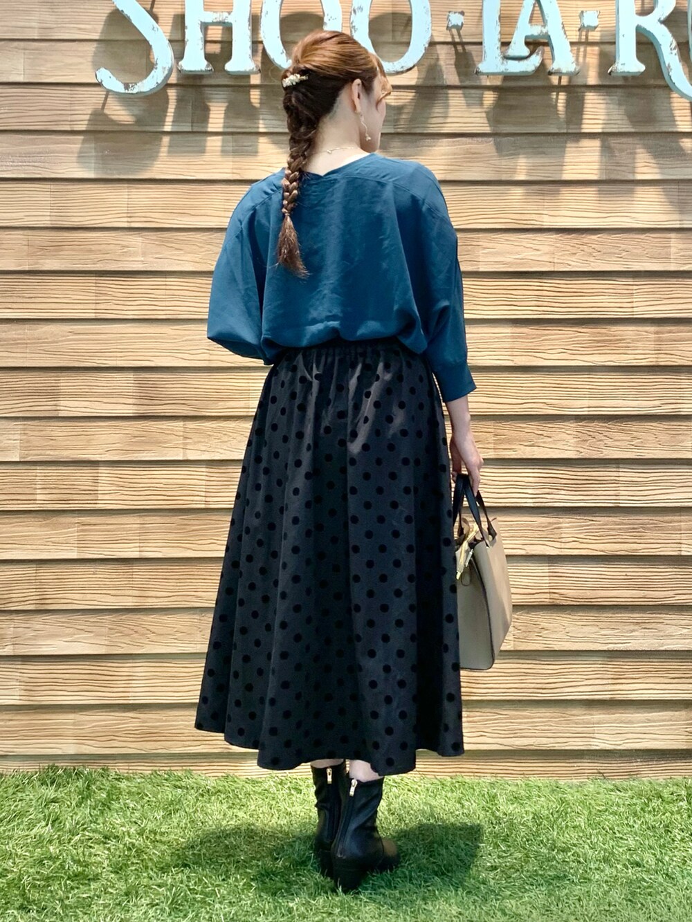 ブルー系のシャツ/ブラウス、グレー系のスカート、ベージュ系のトートバッグを着用したレディースの冬コーディネートの5枚目の写真