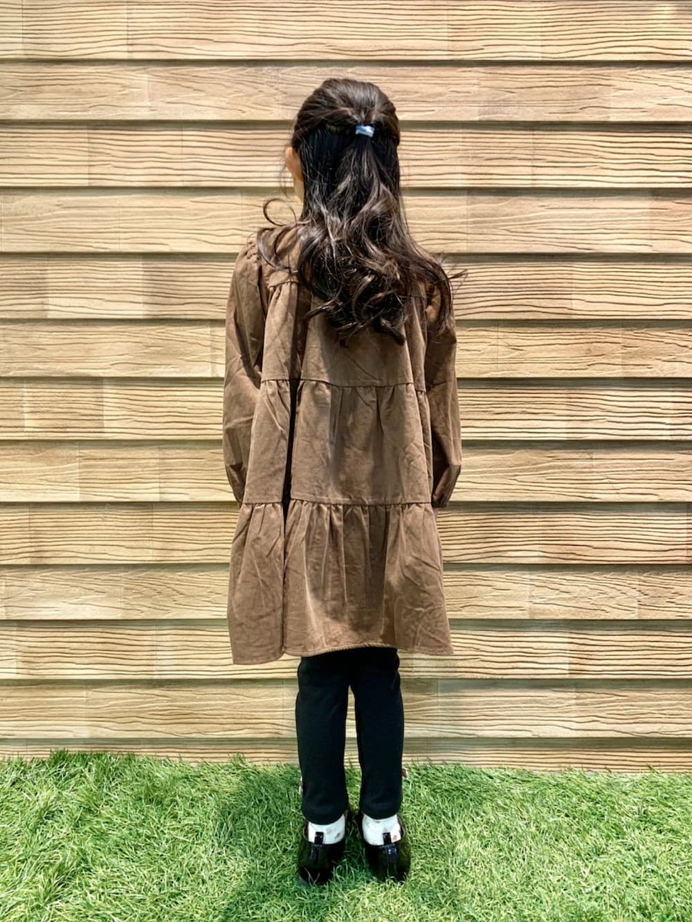 ブラウン系のワンピース、ブラック系のその他パンツ、ブラック系のドレスシューズを着用したキッズの冬コーディネートの5枚目の写真