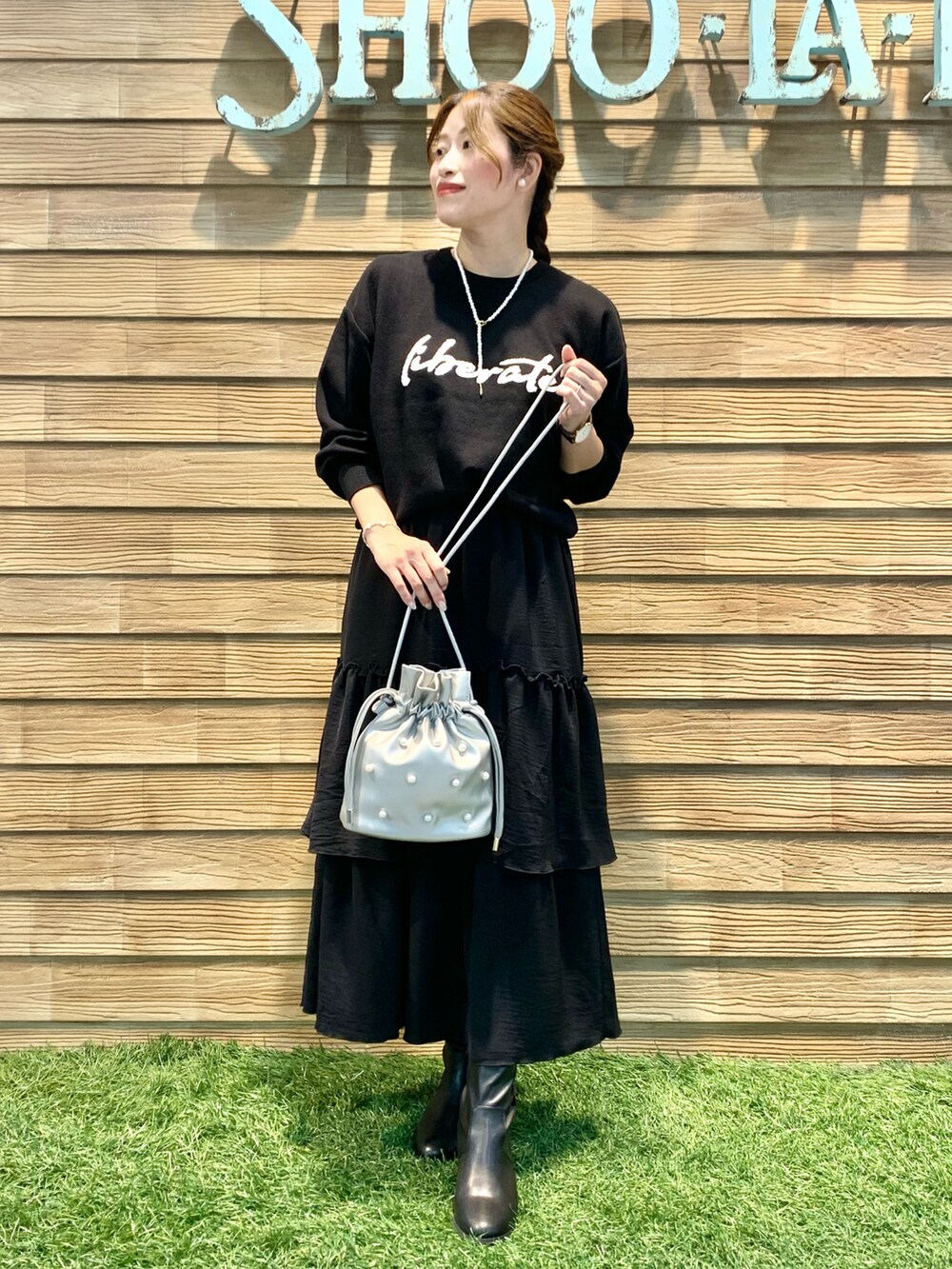 「シューラルー、キューティーブロンド、大人カジュアル、きれいめカジュアル、お出かけコーデ、モノトーン、ブラックコーデ、ブラック、ニット、スカート、ブーツ、シルバー、ショルダーバッグ」|「SHOO・LA・RUEの【洗える/S-LL】ちくちくしにくい優しいサガラロゴニット(ニット/セーター、ブラック系)」を使った、E r i さん(レディース・162cm)の秋コーディネートの3枚目の写真