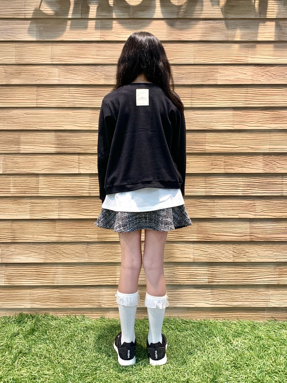 ブラック系のカーディガン/ボレロ、ホワイト系のTシャツ/カットソー、ブラック系のスカートを着用したキッズの春コーディネートの5枚目の写真