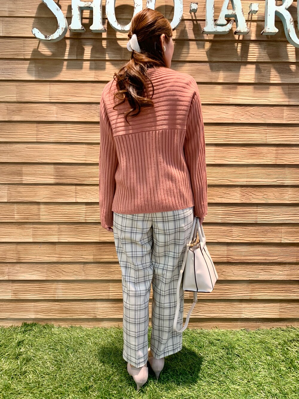 「シューラルー、ドレスキップ、大人カジュアル、きれいめカジュアル、春コーデ、チョコ色に染まれ、ピンク、カラーニット、パンツスタイル、ワイドパンツ、チェックパンツ、STOP 誹謗中傷、WEARは皆の拠り所、笑顔の輪を繋ごう、繋ごう素敵な心の声を」|「DRESKIPの洗えるリブ切り替えカラーニット(ニット/セーター、ピンク系)」を使った、E r i さん(レディース・162cm)の冬コーディネートの4枚目の写真