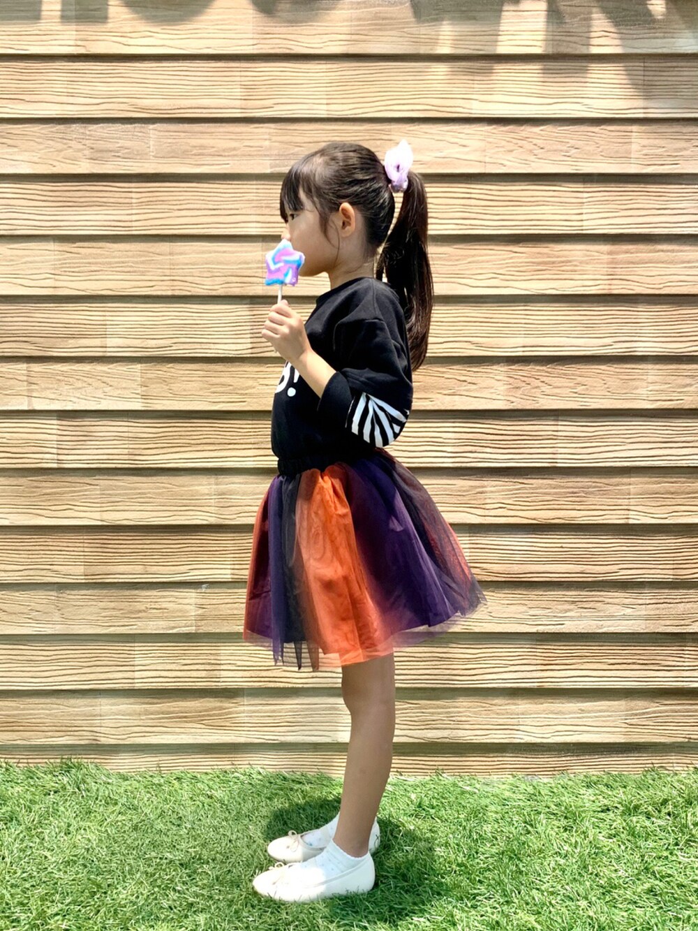 「シューラルー、シューラルーキッズ、女の子、キッズコーデ、親子コーデ、秋コーデ、パーティースタイル、ブラック、プルオーバー、リバーシブル、チュールスカート、スカート、バレエシューズ、ハロウィン、WEARハロウィン2022」｜「SHOO・LA・RUEの【100-130cm】袖ボーダーレイヤードプルオーバー（スウェット、ブラック系）」を使った、E r i   さん（骨格ウェーブ・キッズ・120cm）の秋コーディネートの3枚目の写真
