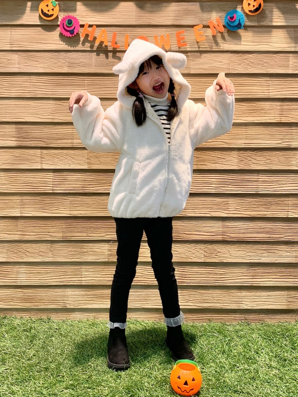 「シューラルー、シューラルーキッズ、モノトーン、ホワイト、パーカー、ボーダー、ニット、ブラック、パンツスタイル、ブーツ、リンクコーデ、レイヤードスタイル、ハロウィン、ボーダーを探せ！、スウィーツ同盟会」｜「SHOO・LA・RUEの【110-140cm】エコファー耳つきパーカー（ブルゾン、ホワイト系）」を使った、E r i   さん（骨格ウェーブ・キッズ・127cm）の秋コーディネートの3枚目の写真