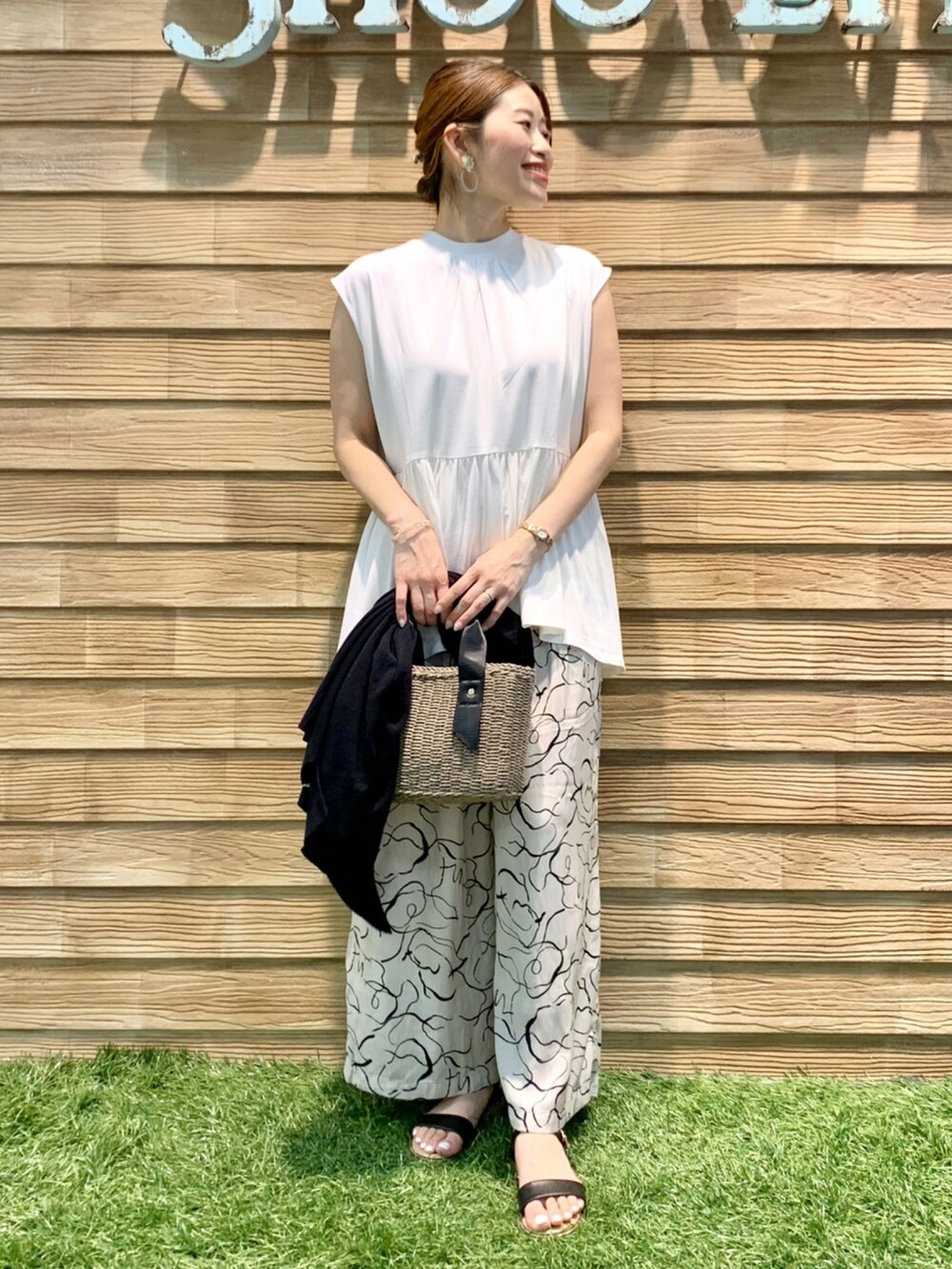 「シューラルー、ドレスキップ、大人カジュアル、きれいめカジュアル、夏コーデ、休日スタイル、モノトーン、モード、カーディガン、プルオーバー、ワイドパンツ、かごバッグ、サンダル、バッキーさんフェス、サリちゃんありがとう💖」|「DRESKIPの【洗える/UV】ショ-ト衿トッパ-ニットカーディガン【貴島明日香さん着用】(カーディガン/ボレロ、ブラック系)」を使った、E r i さん(レディース・162cm)の夏コーディネートの3枚目の写真