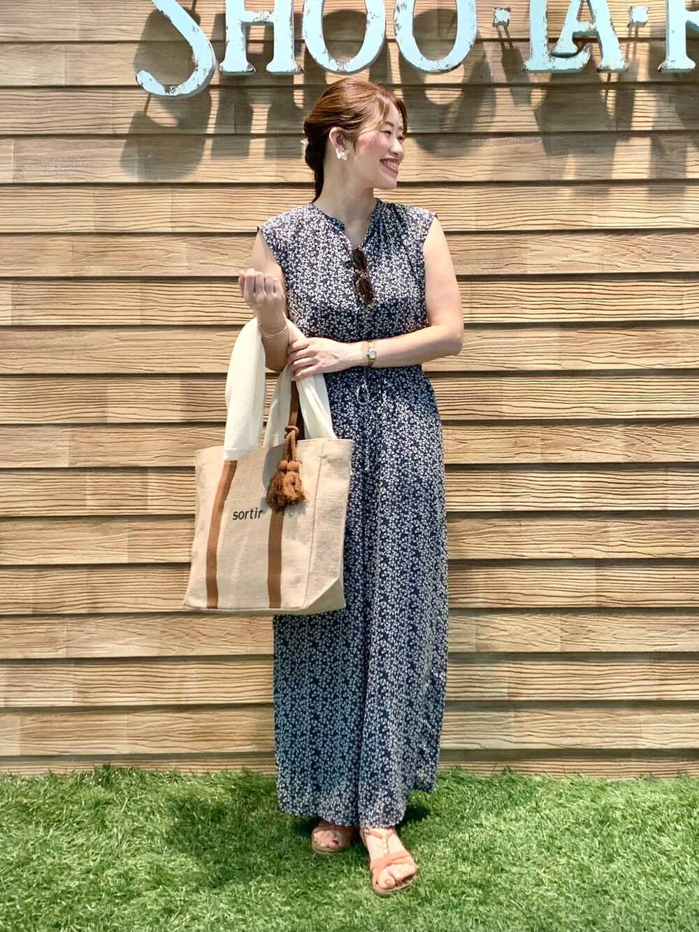 ブルー系のサロペット/オーバーオール、ブラック系のタンクトップ、ベージュ系のカーディガン/ボレロを着用したレディースの秋コーディネートの3枚目の写真