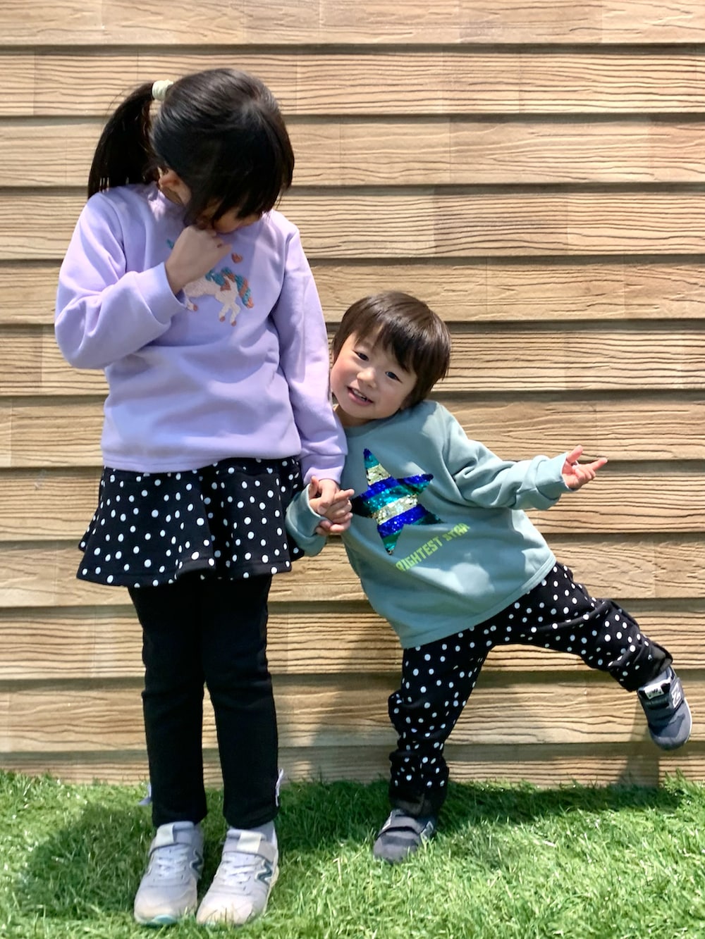 「シューラルー、キッズコーデ、キッズファッション、子供服、リンクコーデ、おそろいコーデ、ラクチンコーデ、ユニコーン、スゥエット、パンツスタイル、STOP 誹謗中傷、WEARは皆の拠り所、笑顔の輪を繋ごう、繋ごう素敵な心の声を、笑顔拡散」｜「SHOO・LA・RUEの【90-140cm/速乾】CVC裏起毛さがらスウェット（スウェット、パープル系）」を使った、E r i   さん（キッズ・110cm）の冬コーディネートの5枚目の写真