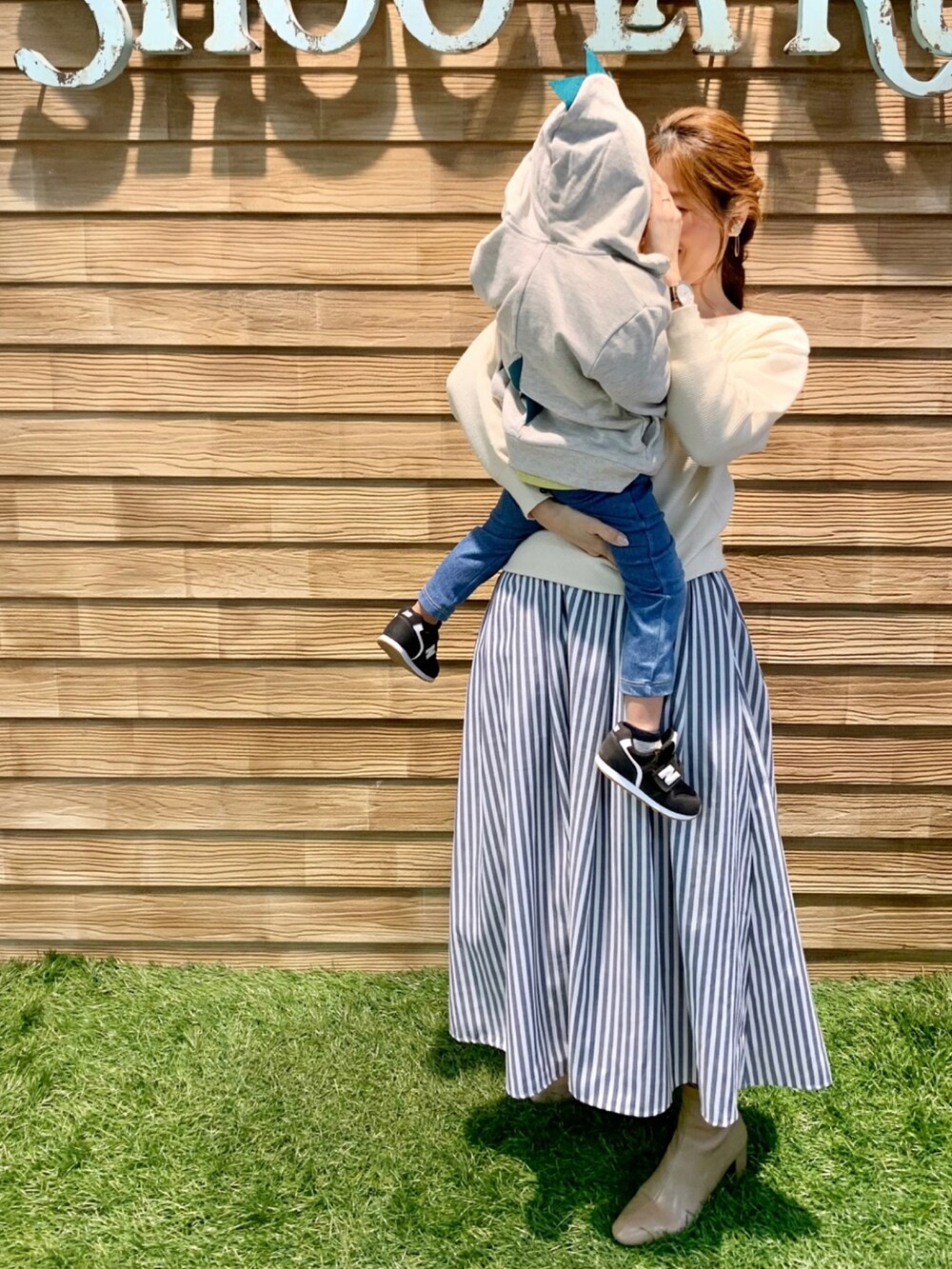 グレー系のパーカー、イエロー系のTシャツ/カットソー、ブラック系のラッピングキットを着用したキッズの春コーディネートの5枚目の写真