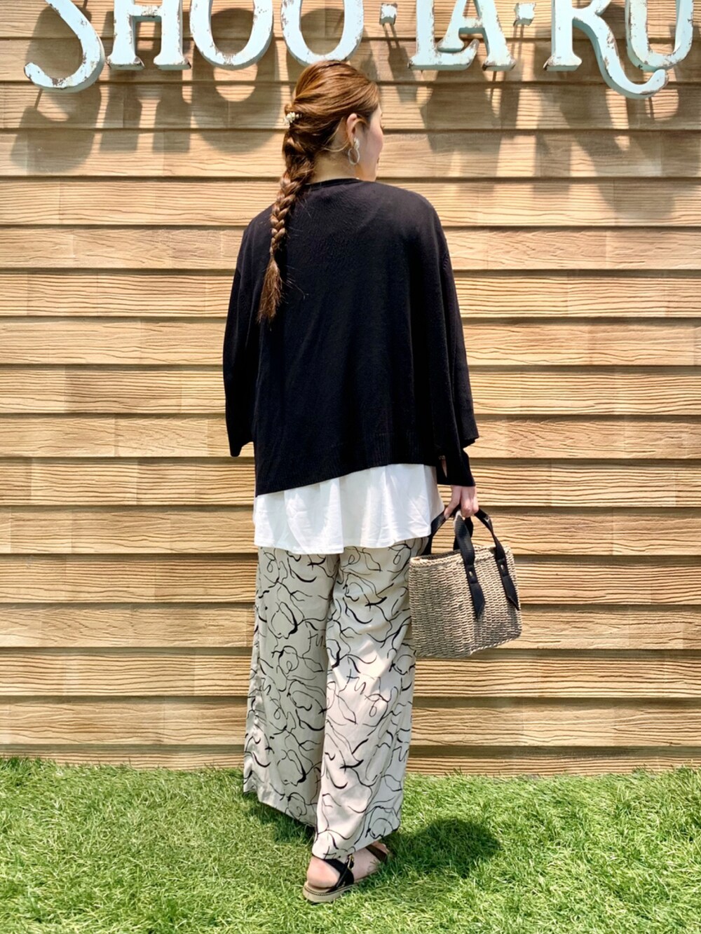 「シューラルー、ドレスキップ、大人カジュアル、きれいめカジュアル、夏コーデ、休日スタイル、モノトーン、モード、カーディガン、プルオーバー、ワイドパンツ、かごバッグ、サンダル、バッキーさんフェス、サリちゃんありがとう💖」|「DRESKIPの【洗える/UV】ショ-ト衿トッパ-ニットカーディガン【貴島明日香さん着用】(カーディガン/ボレロ、ブラック系)」を使った、E r i さん(レディース・162cm)の夏コーディネートの5枚目の写真