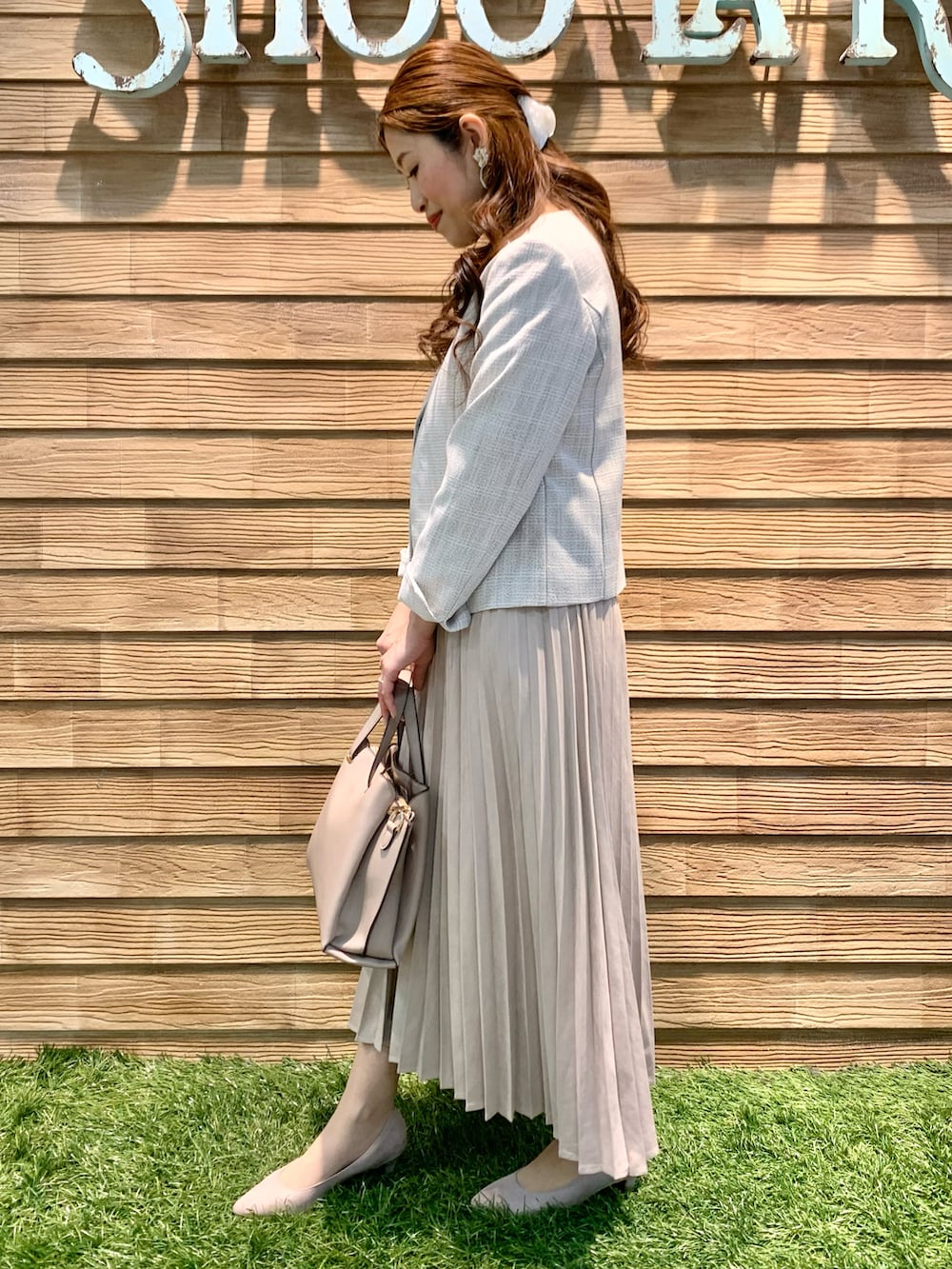 ベージュ系のノーカラージャケット、ベージュ系のシャツ/ブラウス、ベージュ系のスカートを着用したレディースの冬コーディネートの4枚目の写真