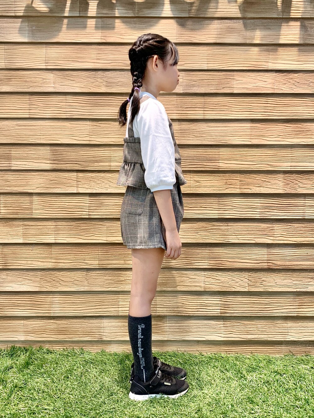 ベージュ系のセットアップ、ピンク系のショルダーバッグ、ベージュ系のその他を着用したキッズの秋コーディネートの4枚目の写真