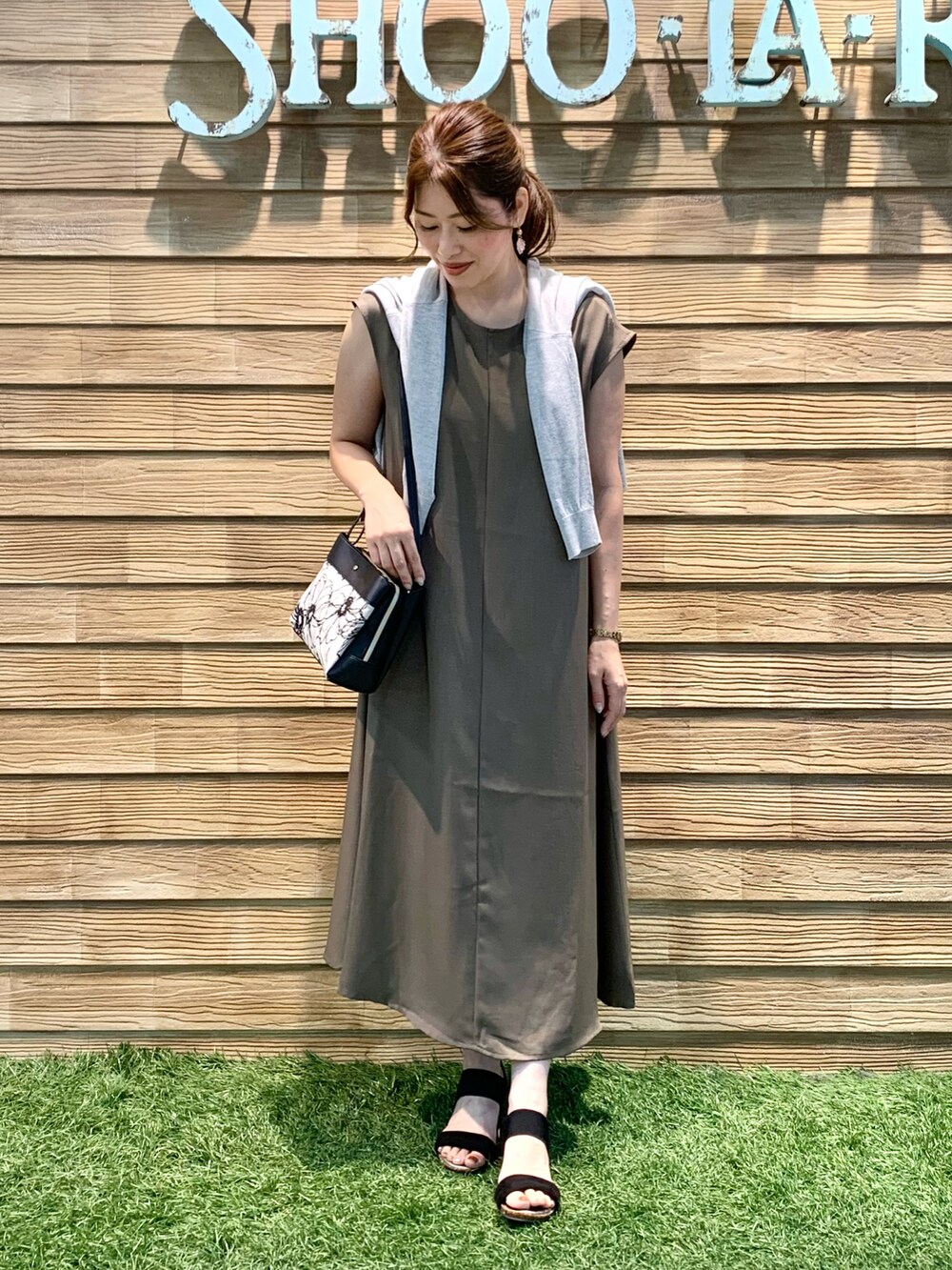 グレー系のカーディガン/ボレロ、グリーン系のワンピース、ブラック系のショルダーバッグを着用したレディースの秋コーディネートの2枚目の写真