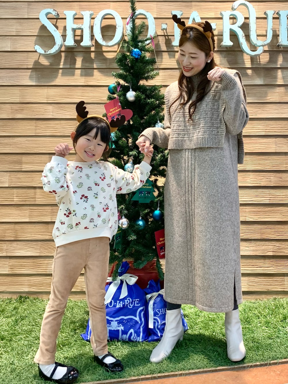 ブラウン系のワンピース、ホワイト系のブーツ、ベージュ系のスウェットを着用したレディースの冬コーディネートの2枚目の写真