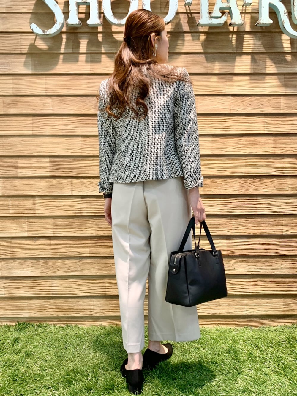 「シューラルー、ドレスキップ、スーツスタイル、フォーマル、パンツスタイル、通勤コーデ、入園式、卒園式、入学式、卒業式、七五三、STOP 誹謗中傷、WEARは皆の拠り所、笑顔の輪を繋ごう、繋ごう素敵な心の声を」｜「SHOO・LA・RUEの【S-5L】ネオリッチツイードジャケット（ノーカラージャケット、ブラック系）」を使った、E r i   さん（レディース・162cm）の冬コーディネートの4枚目の写真
