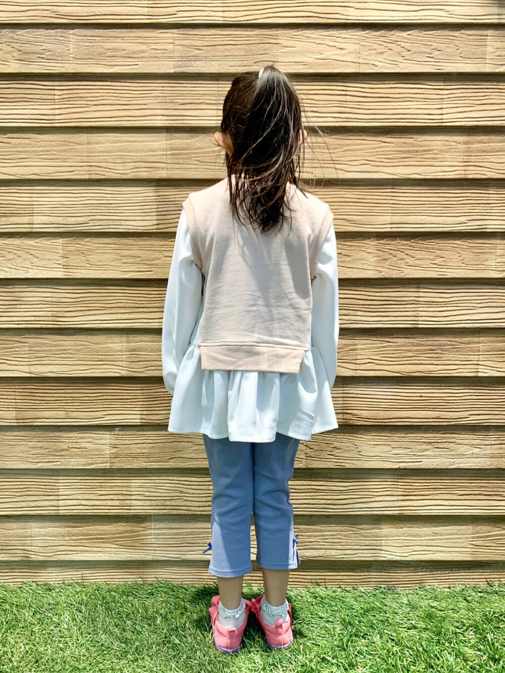 「シューラルー、シューラルーキッズ、キッズコーデ、キッズファッション、春コーデ、カラー×コーデ、プチプラ、女の子、ピンク、フリル、フリルトップス、プルオーバー、パンツスタイル、スリッポン」|「SHOO・LA・RUEの【90-130cm】裏毛ベスト風ドッキングトレーナー(スウェット、ホワイト系)」を使った、E r i さん(キッズ・110cm)の春コーディネートの4枚目の写真
