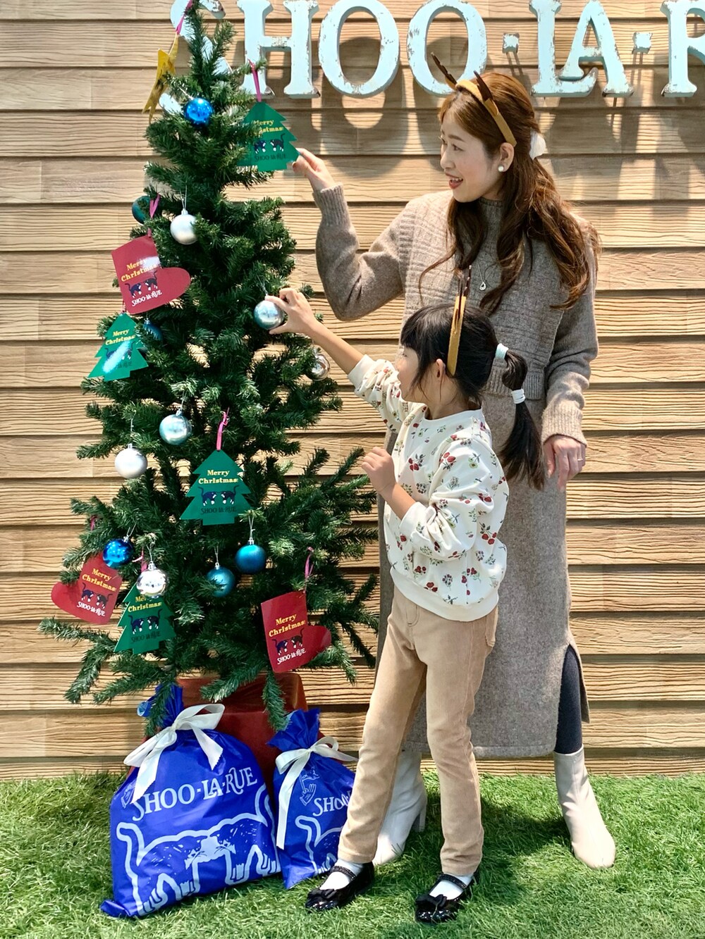 ブラウン系のワンピース、ホワイト系のブーツ、ベージュ系のスウェットを着用したレディースの冬コーディネートの4枚目の写真