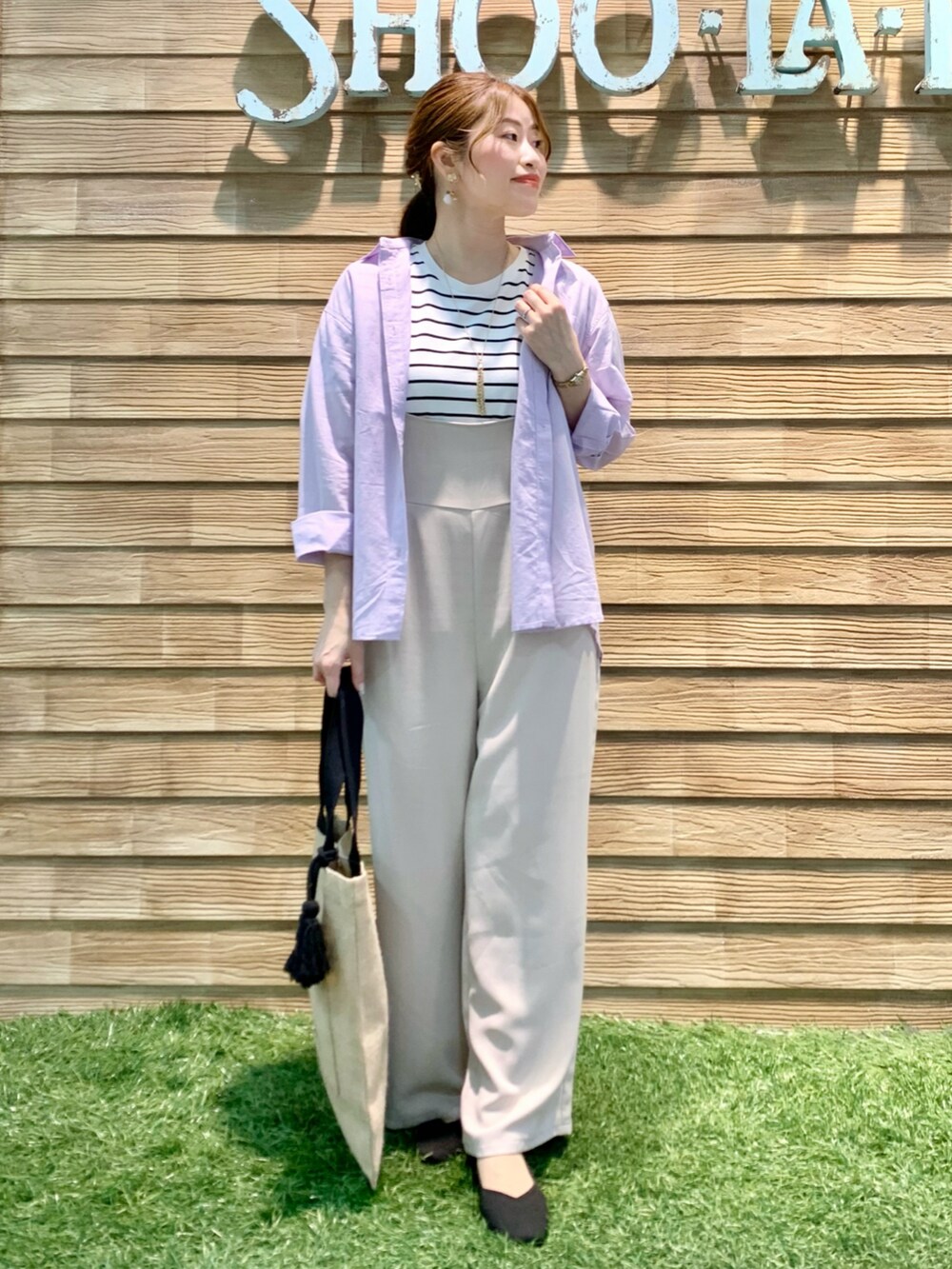 パープル系のシャツ/ブラウス、ブラック系のTシャツ/カットソー、ベージュ系のサロペット/オーバーオールを着用したレディースの夏コーディネートの2枚目の写真