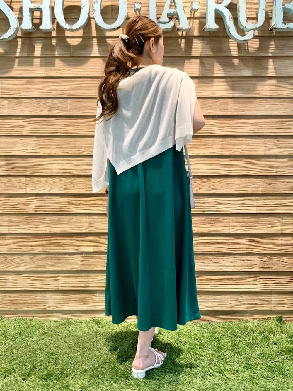 ホワイト系のカーディガン/ボレロ、グリーン系のワンピース、シルバー系のショルダーバッグを着用したレディースの夏コーディネートの5枚目の写真