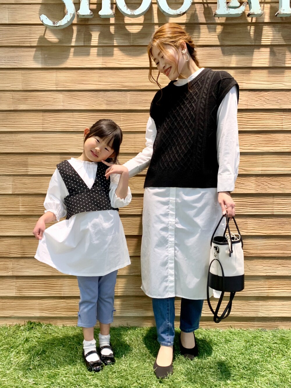「シューラルー、ドレスキップ、キューティーブロンド、春コーデ、おやこーで。、リンクコーデ、休日スタイル、レイヤード、ベスト、シャツスタイル、パンツスタイル、STOP 誹謗中傷、WEARは皆の拠り所、笑顔の輪を繋ごう、繋ごう素敵な心の声を」|「Cutie Blondeの【S-L/2点セット】ケーブル編みベスト+Tシャツ(その他トップス、ブラック系)」を使った、E r i さん(レディース・162cm)の春コーディネートの5枚目の写真