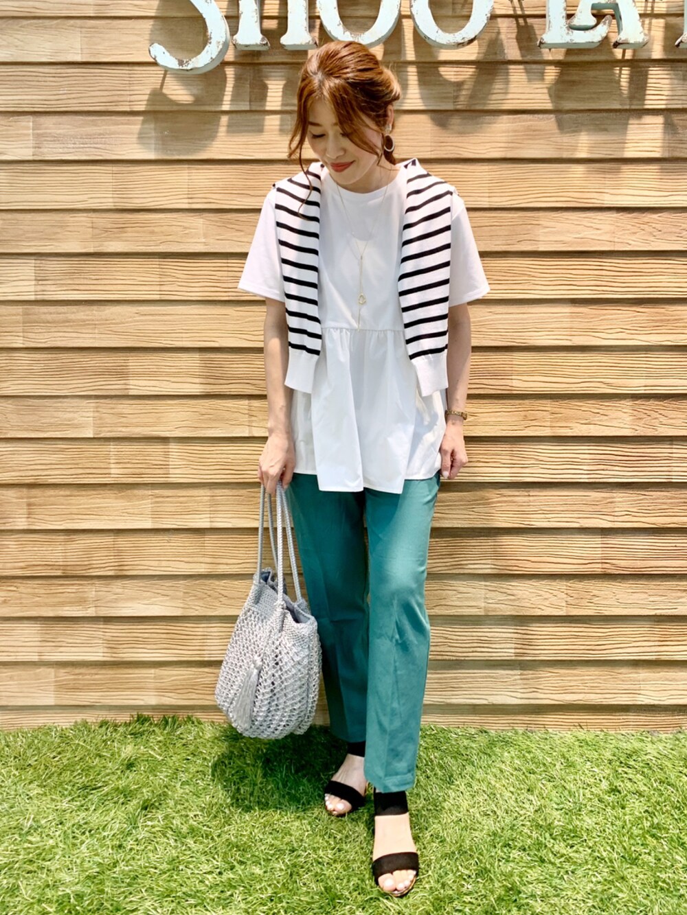 ホワイト系のTシャツ/カットソー、ホワイト系のカーディガン/ボレロ、グリーン系のその他パンツを着用したレディースの春コーディネートの3枚目の写真