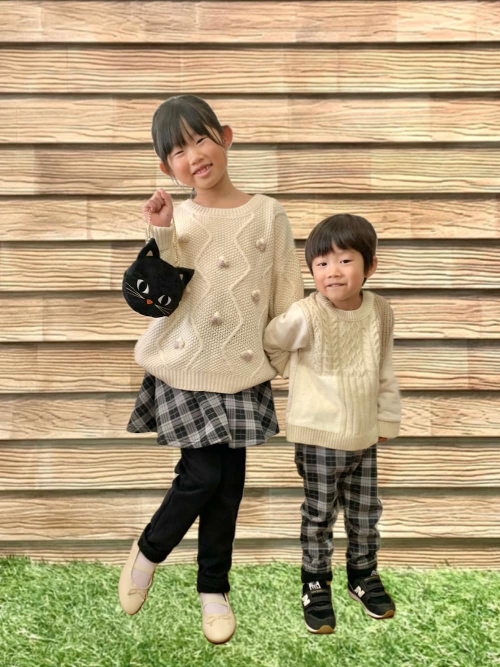 ホワイト系のニット/セーター、ブラック系のスカート、ブラック系のその他パンツを着用したキッズの冬コーディネートの3枚目の写真