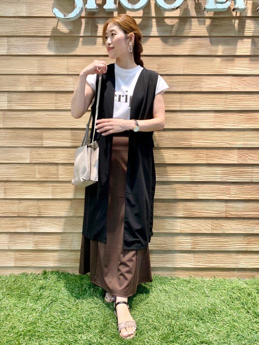 「シューラルー、ドレスキップ、キューティーブロンド、大人カジュアル、きれいめカジュアル、ブラック、ジレ、白Tシャツ、ブラウン、マーメイドスカート、サンダル、プチプラ」|「DRESKIPの異素材切り替えロングジレ(ベスト、ブラック系)」を使った、E r i さん(レディース・162cm)の秋コーディネートの2枚目の写真