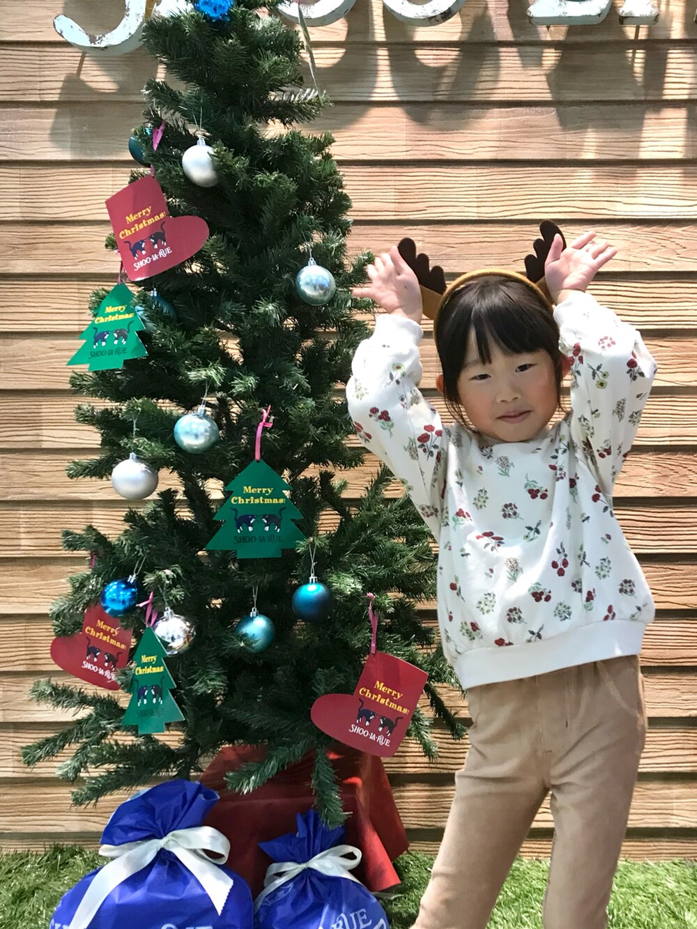 ベージュ系のスウェット、ベージュ系のその他パンツ、ブラック系のドレスシューズを着用したキッズの冬コーディネートの4枚目の写真