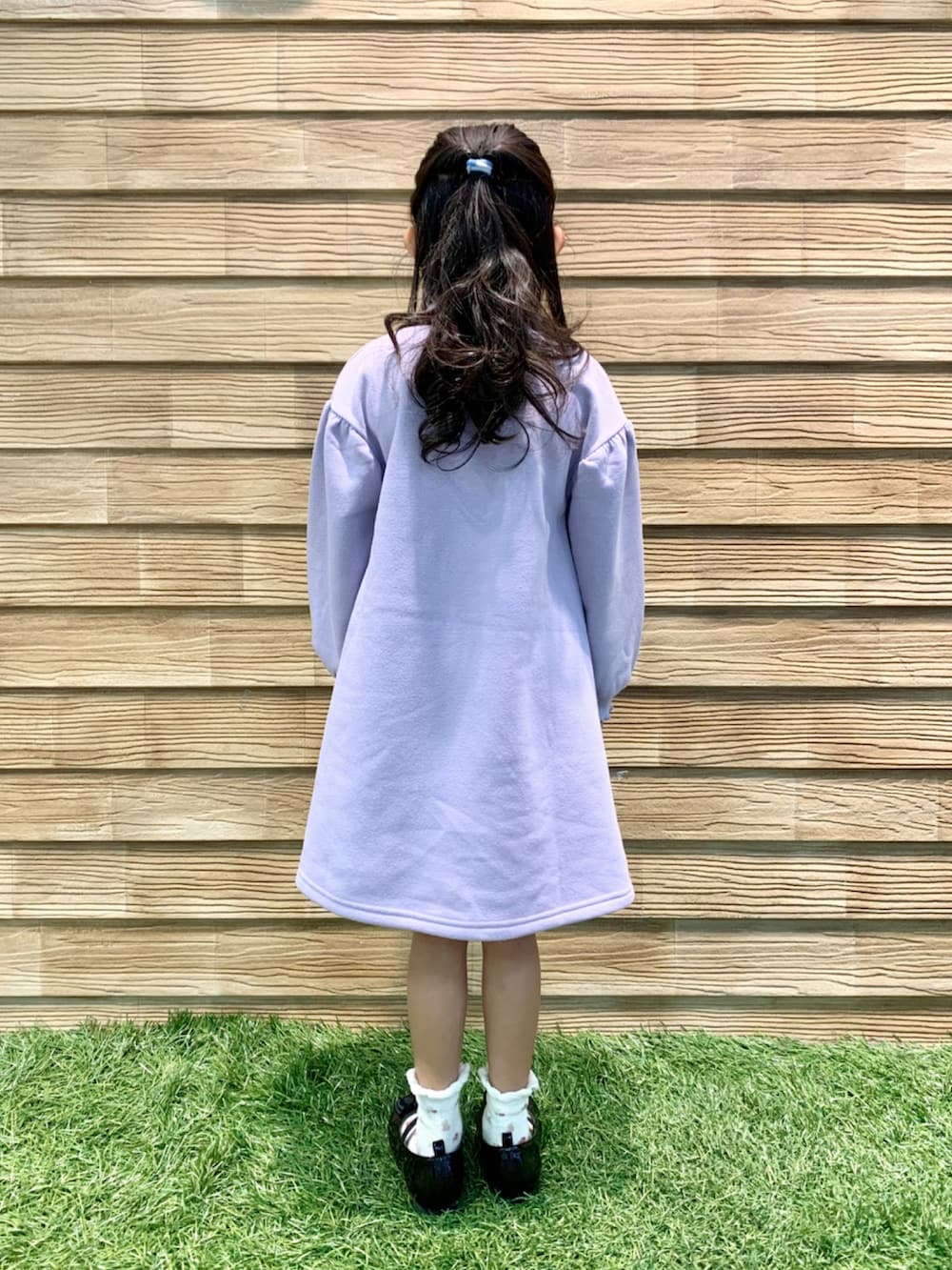 パープル系のワンピース、ブラック系のドレスシューズ、ベージュ系のソックス/靴下を着用したキッズの秋コーディネートの5枚目の写真