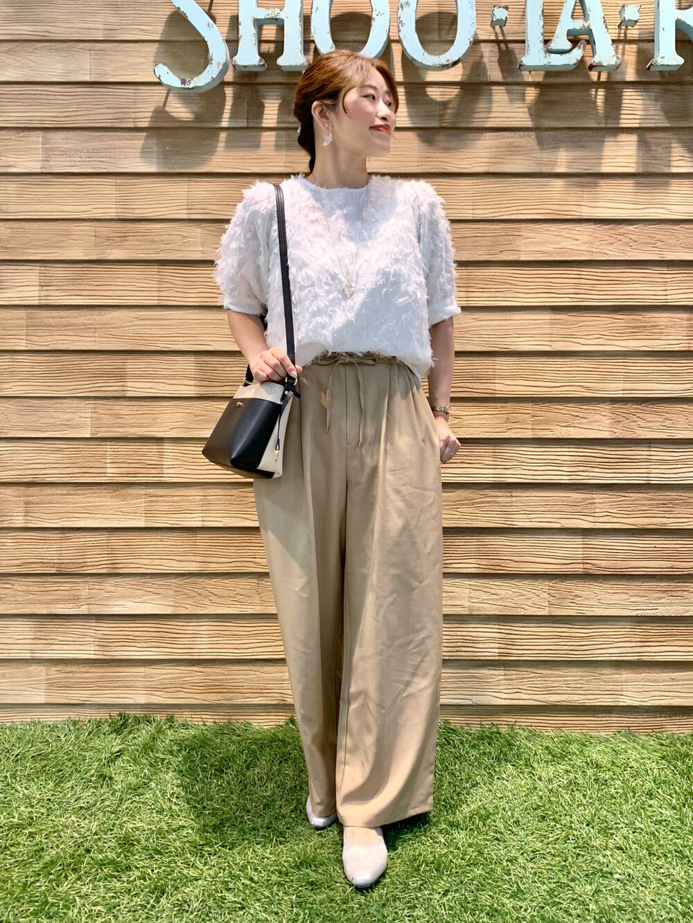 ホワイト系のシャツ/ブラウス、ベージュ系のその他パンツ、ベージュ系のショルダーバッグを着用したレディースの秋コーディネートの3枚目の写真
