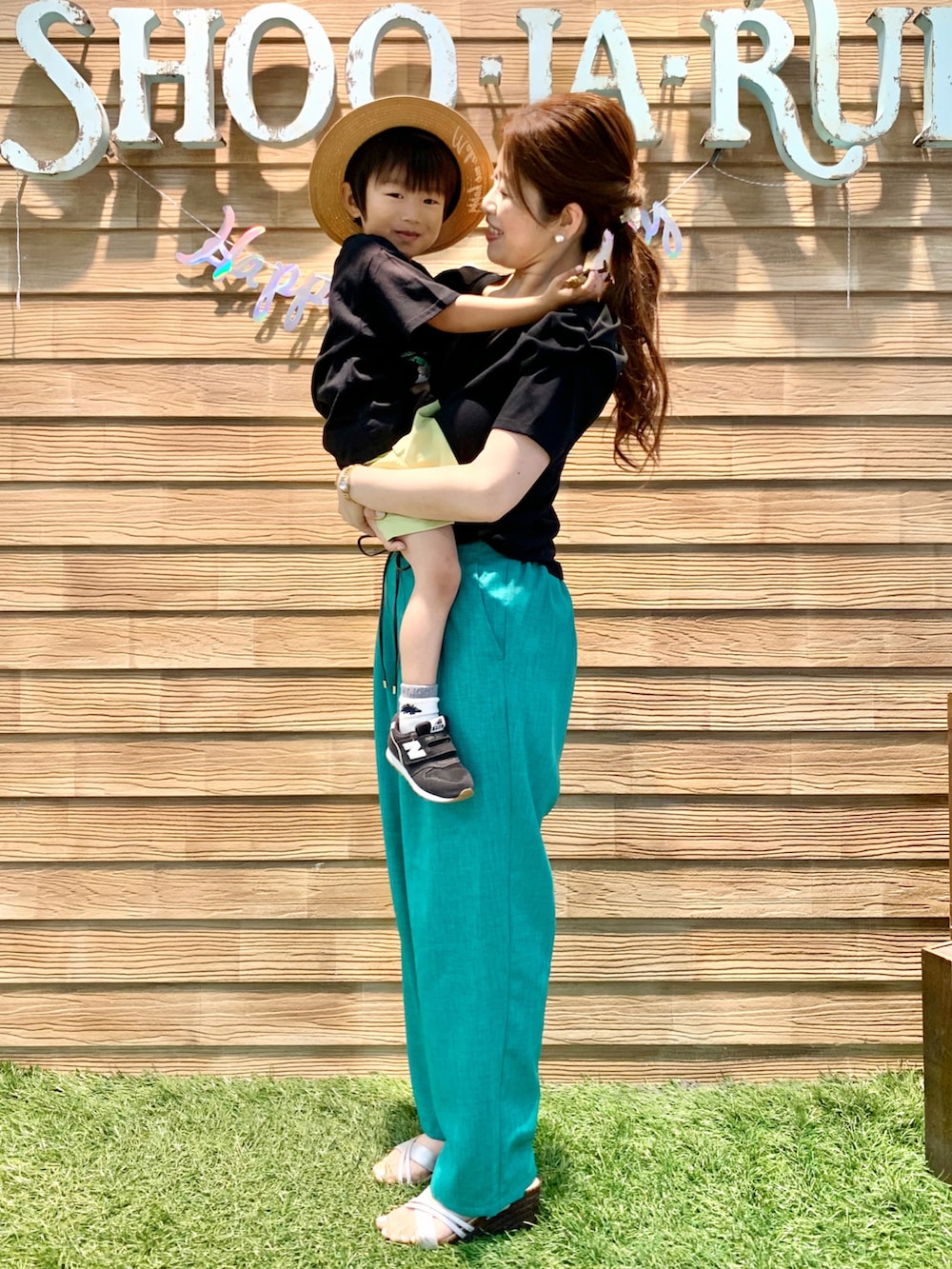 ブラック系のTシャツ/カットソー、イエロー系のその他パンツ、ベージュ系のハットを着用したキッズの夏コーディネートの5枚目の写真