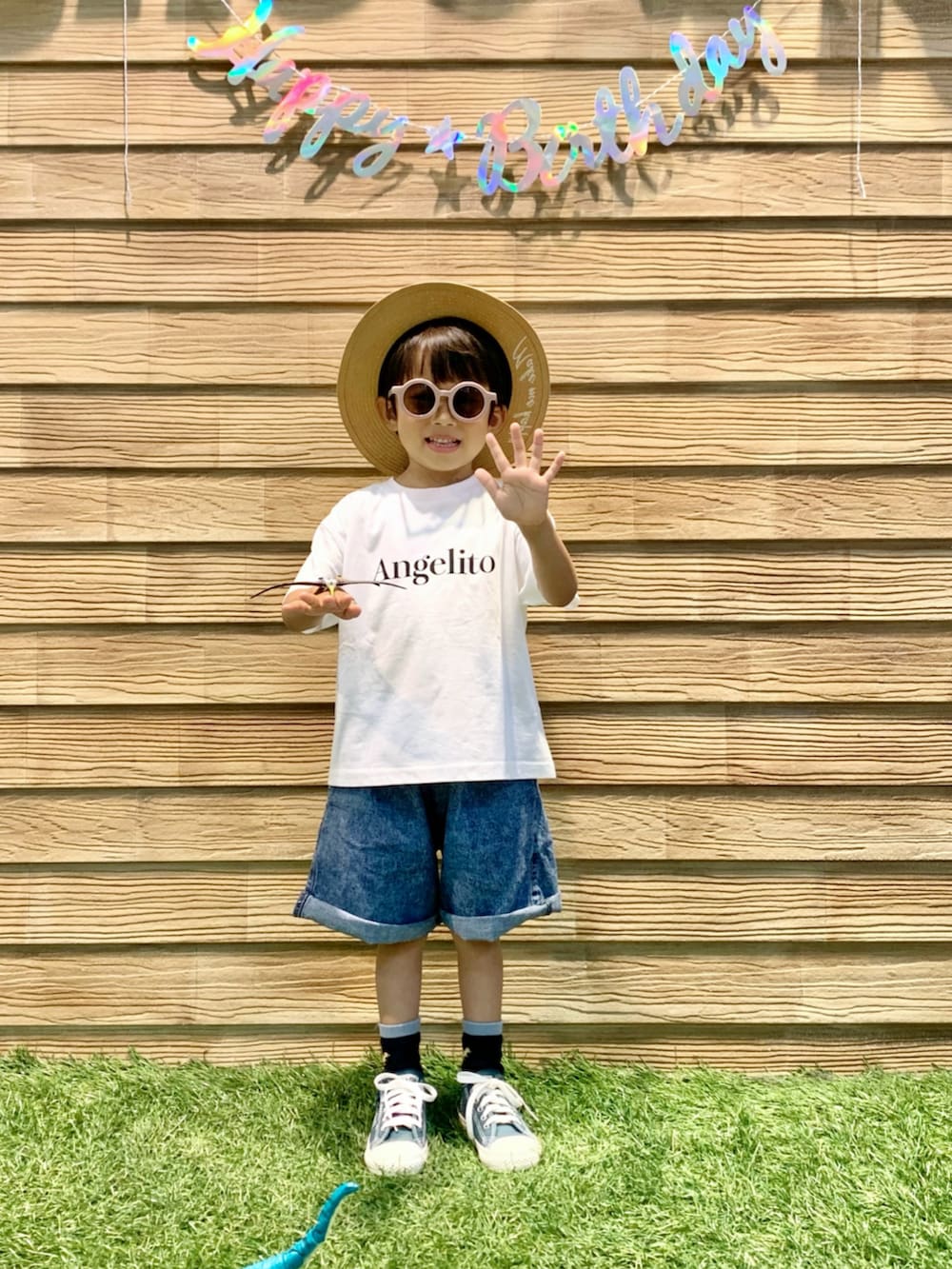 ホワイト系のTシャツ/カットソー、ブルー系のその他パンツ、グリーン系のスニーカーを着用したキッズの夏コーディネートの3枚目の写真