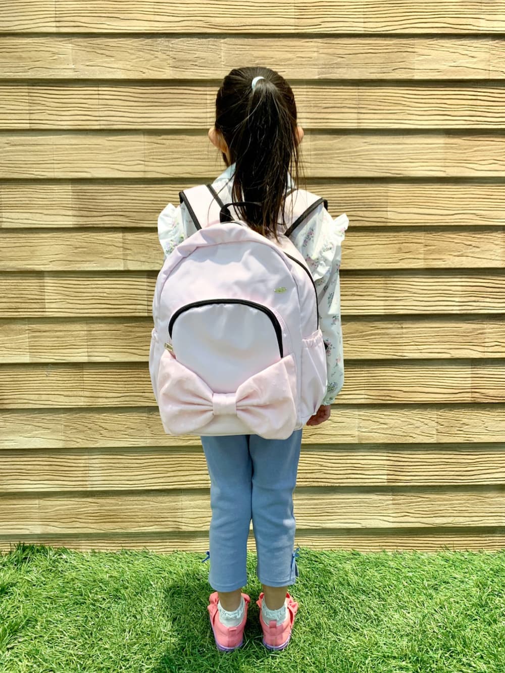 「シューラルー、シューラルーキッズ、キッズコーデ、キッズファッション、カジュアルコーデ、カラー×コーデ、プチプラ、女の子、羽織り、花柄、ブルゾン、リボン、リュック、カラーパンツ」｜「SHOO・LA・RUEの【100-140cm/撥水】総柄フリルブルゾン（ブルゾン、ベージュ系）」を使った、E r i   さん（キッズ・162cm）の春コーディネートの5枚目の写真