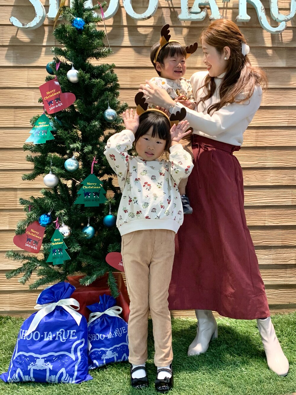 ベージュ系のスウェット、ベージュ系のその他パンツ、ブラック系のドレスシューズを着用したキッズの冬コーディネートの2枚目の写真