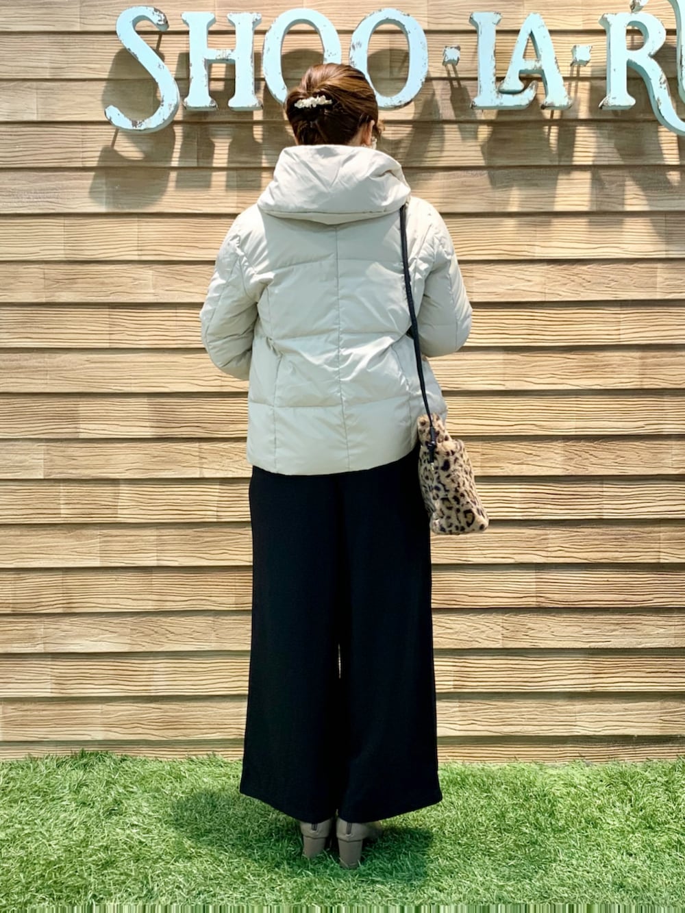 ベージュ系のダウンジャケット/コート、ベージュ系のニット/セーター、ブラック系のサロペット/オーバーオールを着用したレディースの冬コーディネートの4枚目の写真