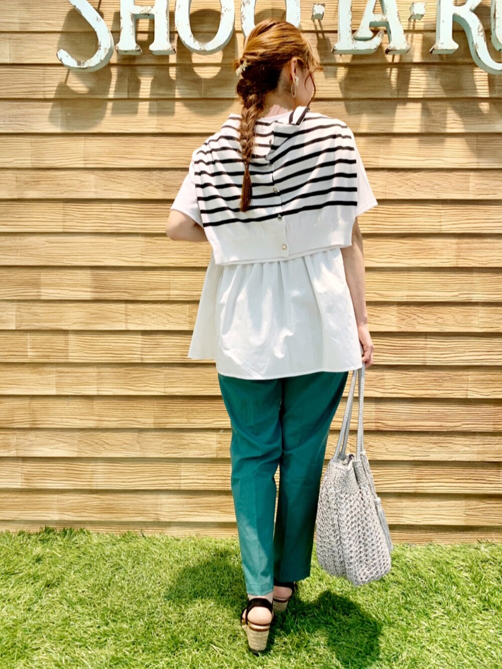 ホワイト系のTシャツ/カットソー、ホワイト系のカーディガン/ボレロ、グリーン系のその他パンツを着用したレディースの春コーディネートの5枚目の写真