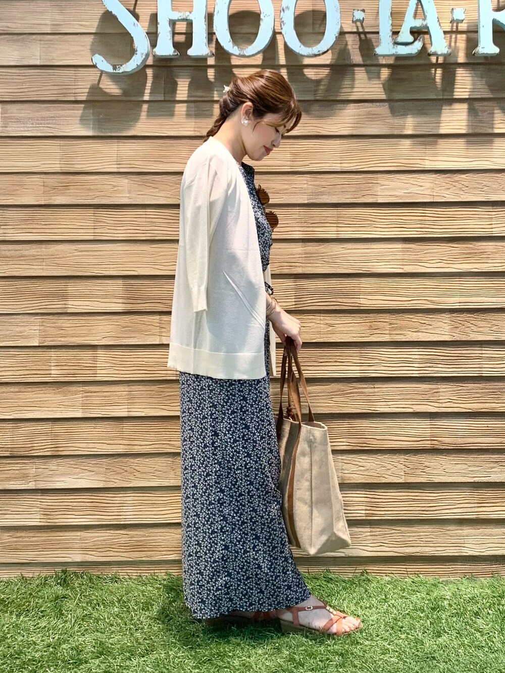 ブルー系のサロペット/オーバーオール、ブラック系のタンクトップ、ベージュ系のカーディガン/ボレロを着用したレディースの秋コーディネートの4枚目の写真