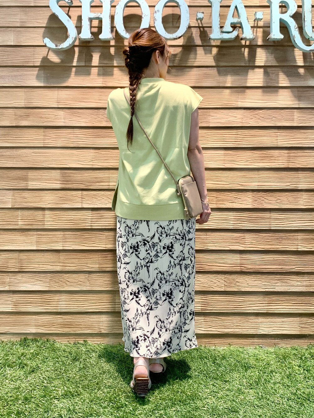 グリーン系のTシャツ/カットソー、ホワイト系のスカート、ベージュ系のショルダーバッグを着用したレディースの夏コーディネートの4枚目の写真