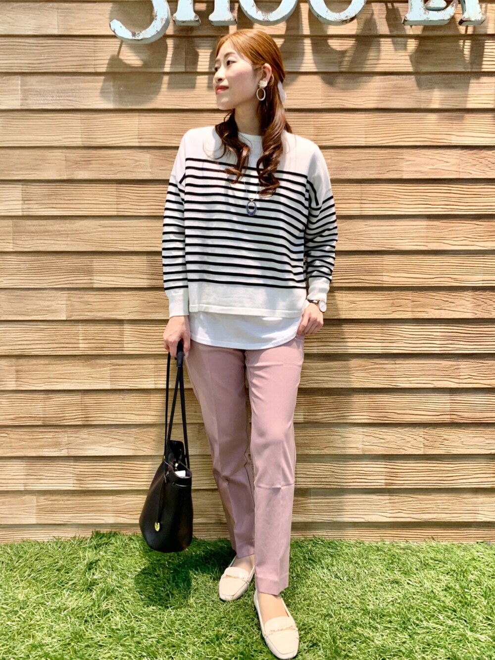 ベージュ系のその他トップス、ピンク系のその他パンツ、ブラック系のトートバッグを着用したレディースの冬コーディネートの2枚目の写真