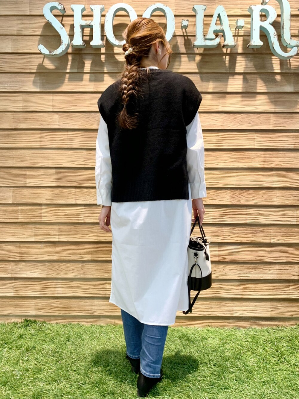 ブラック系のその他トップス、ホワイト系のワンピース、ブラック系のハンドバッグを着用したレディースの春コーディネートの5枚目の写真