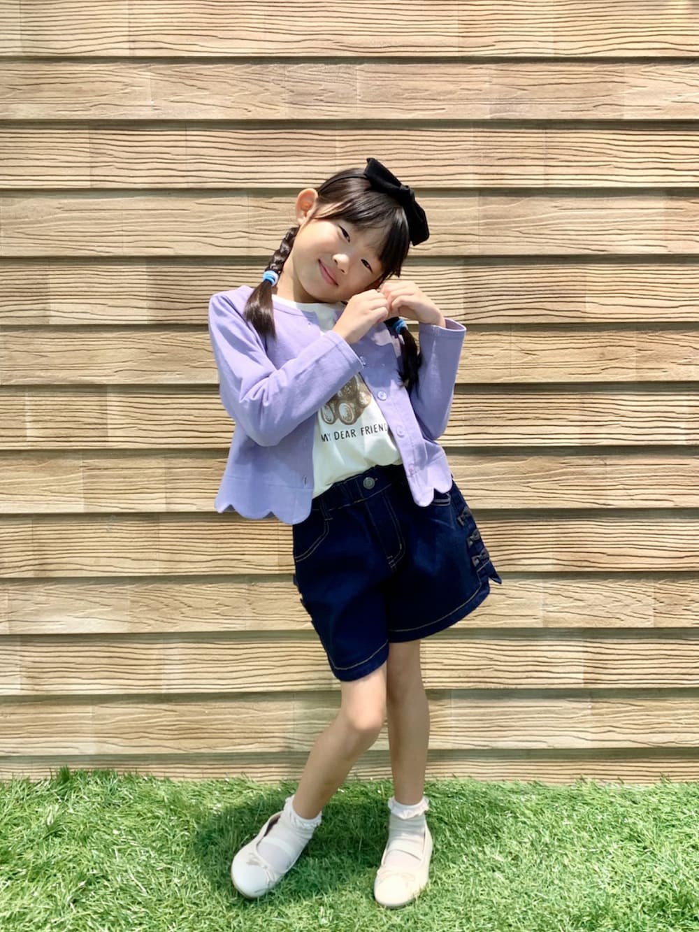 パープル系のカーディガン/ボレロ、ホワイト系のTシャツ/カットソー、ブルー系のその他パンツを着用したキッズの秋コーディネートの2枚目の写真