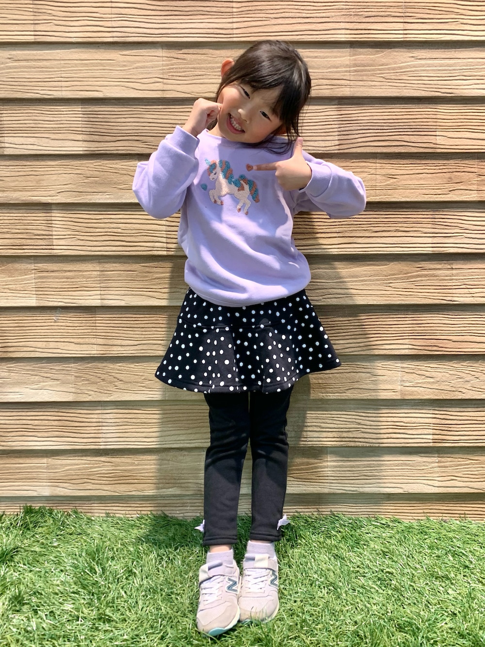 「シューラルー、キッズコーデ、キッズファッション、子供服、リンクコーデ、おそろいコーデ、ラクチンコーデ、ユニコーン、スゥエット、パンツスタイル、STOP 誹謗中傷、WEARは皆の拠り所、笑顔の輪を繋ごう、繋ごう素敵な心の声を、笑顔拡散」｜「SHOO・LA・RUEの【90-140cm/速乾】CVC裏起毛さがらスウェット（スウェット、パープル系）」を使った、E r i   さん（キッズ・110cm）の冬コーディネートの2枚目の写真
