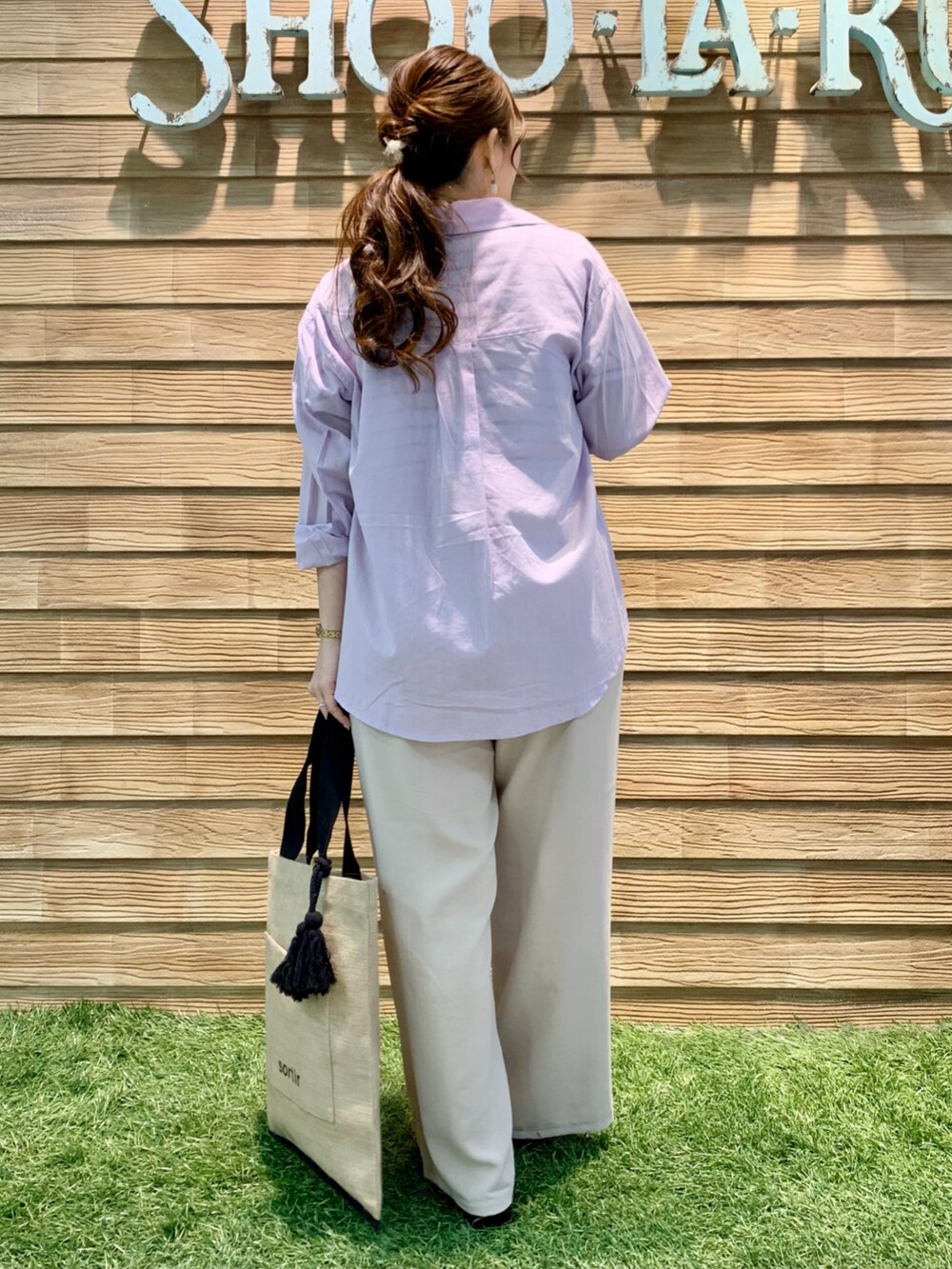 パープル系のシャツ/ブラウス、ブラック系のTシャツ/カットソー、ベージュ系のサロペット/オーバーオールを着用したレディースの夏コーディネートの4枚目の写真