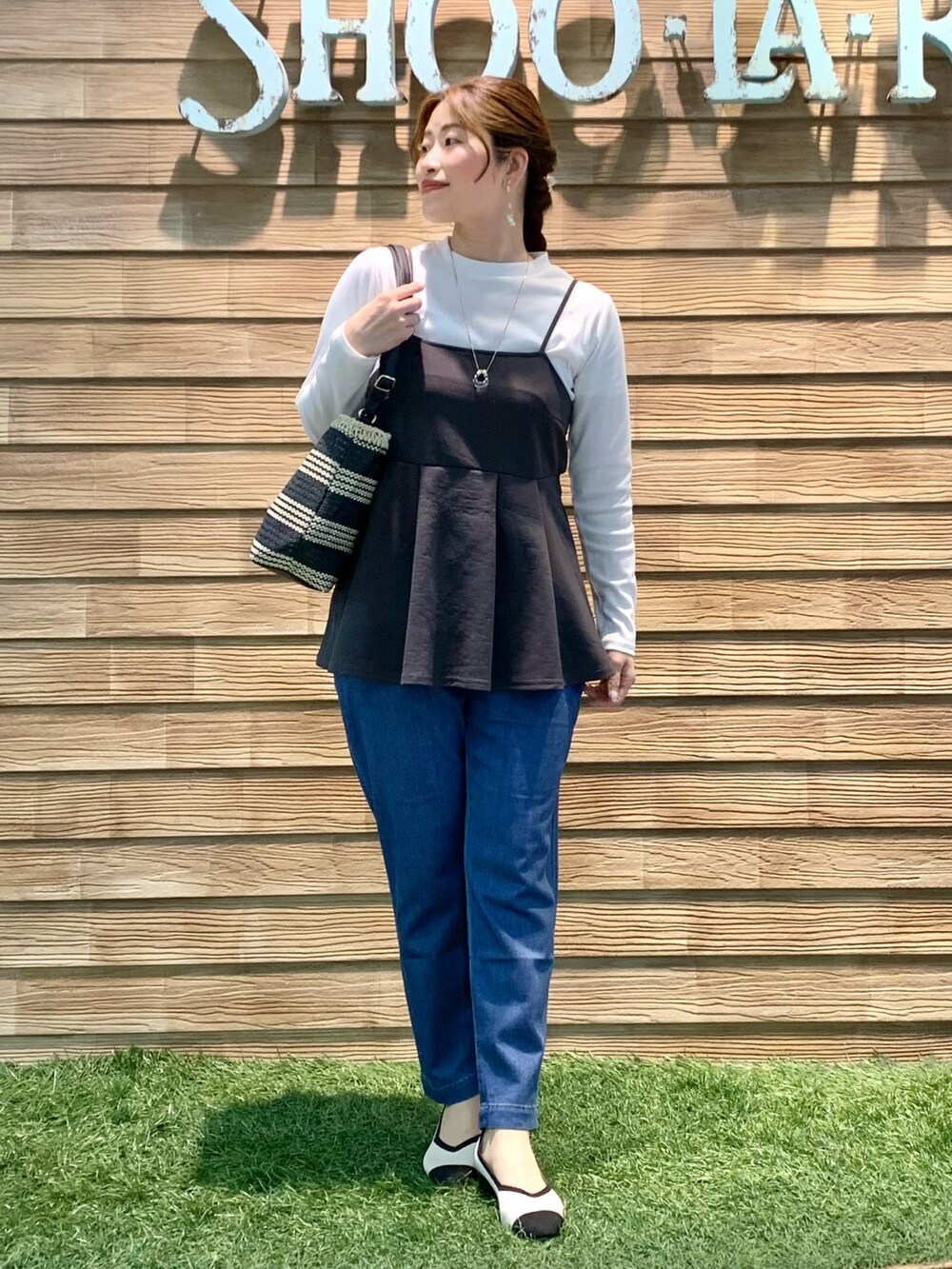 「シューラルー、ドレスキップ、きれいめカジュアル、大人カジュアル、春服コーデ、シンプルコーデ、休日スタイル、ビスチェ、デニム、モノトーン、バイカラー、ショルダーバッグ、パンプス、笑顔ふぇす」｜「DRESKIPの【2点セット／体型カバー】タックフレアキャミソール＋ロンT（その他トップス、グレー系）」を使った、E r i   さん（骨格ウェーブ・レディース・162cm）の春コーディネートの2枚目の写真