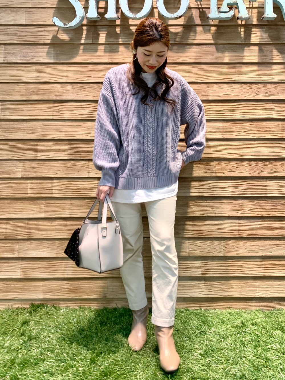 パープル系のニット/セーター、ホワイト系のその他パンツ、グレー系のトートバッグを着用したレディースの冬コーディネートの3枚目の写真