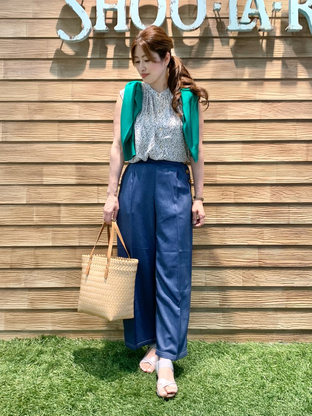 グリーン系のカーディガン/ボレロ、ホワイト系のシャツ/ブラウス、ブルー系のその他パンツを着用したレディースの夏コーディネートの3枚目の写真