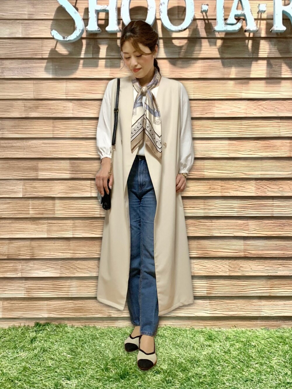 「シューラルー、ドレスキップ、大人カジュアル、きれいめカジュアル、春コーデ、レイヤードスタイル、ベスト、ブラウス、デニム、パンツスタイル、スカーフ、ショルダーバッグ、パンプス、ネクタイフェス2024、スウィーツ同盟会」|「DRESKIPの【セットアップ可/イージーケア/UVカット】ストレッチロングジレ(ベスト、ベージュ系)」を使った、E r i さん(骨格ウェーブ・レディース・162cm)の春コーディネートの2枚目の写真