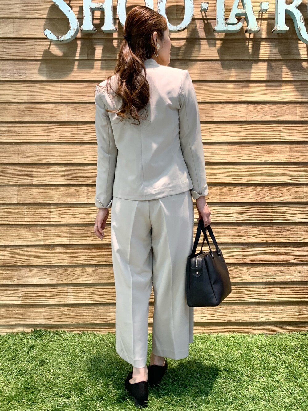 ベージュ系のノーカラージャケット、ベージュ系のシャツ/ブラウス、ベージュ系のその他パンツを着用したレディースの冬コーディネートの5枚目の写真