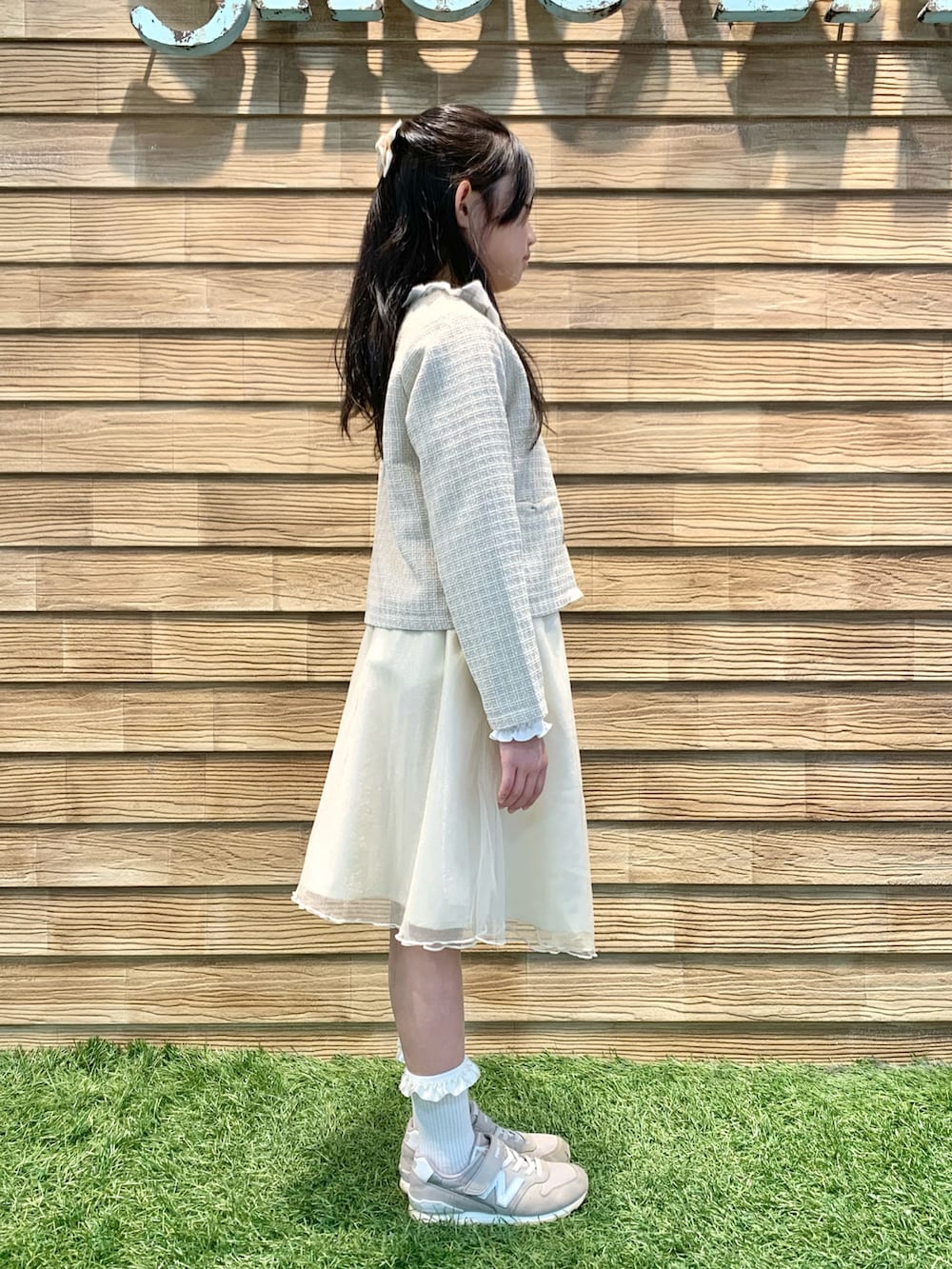「シューラルー、シューラルーキッズ、春めき満開コーデ、春コーデ、淡色コーデ、ホワイトコーデ、シンプルスタイル、セレモニー、入学式、七五三、ツイード、ジャケット、プルオーバー、スカート、チュールスカート」｜「SHOO・LA・RUEの【100-140cm/プチセレ】ツイードジャケット（ノーカラージャケット、ベージュ系）」を使った、E r i   さん（キッズ・137cm）の春コーディネートの4枚目の写真