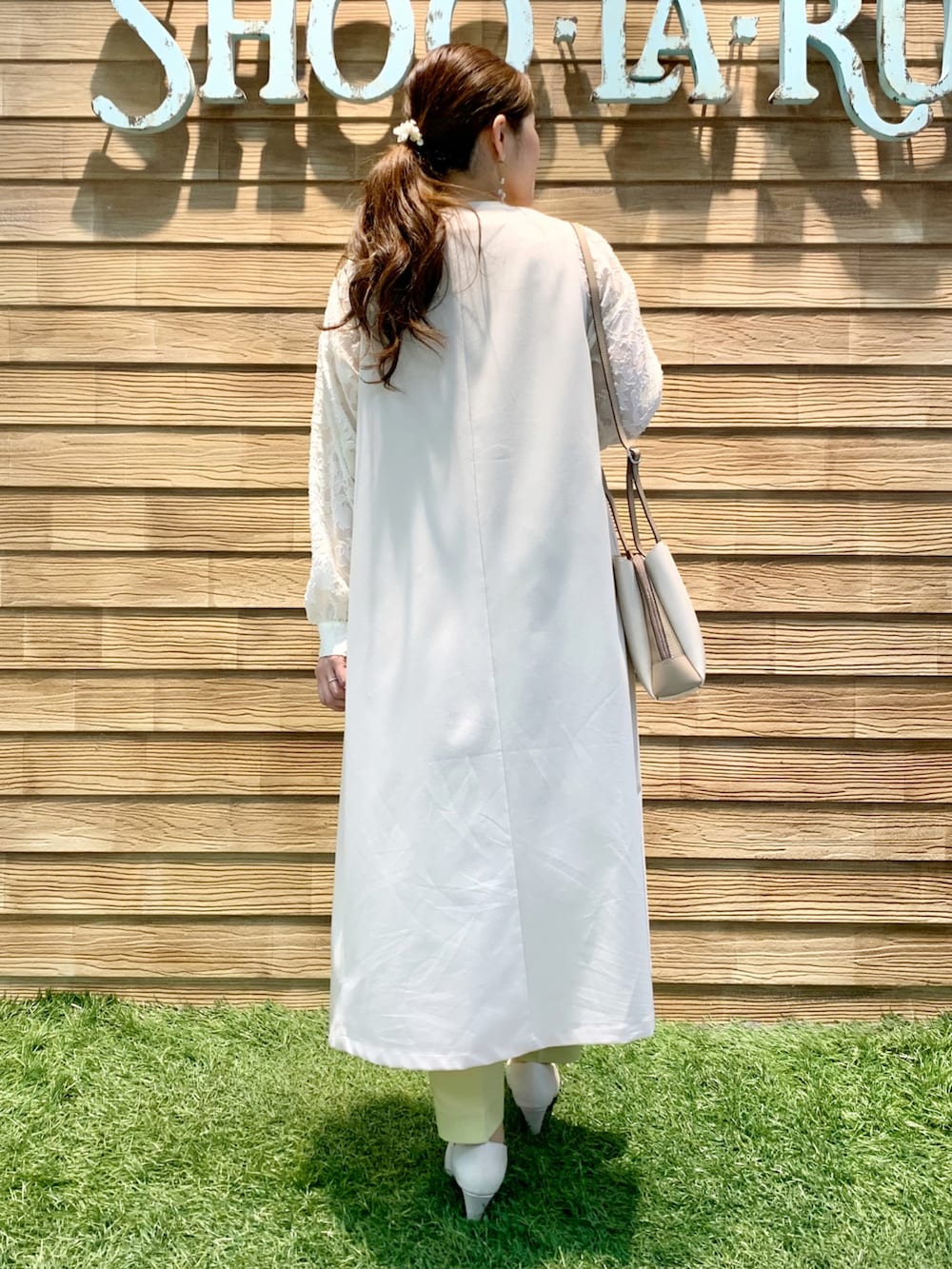 ベージュ系のベスト、ホワイト系のシャツ/ブラウス、イエロー系のその他パンツを着用したレディースの春コーディネートの4枚目の写真