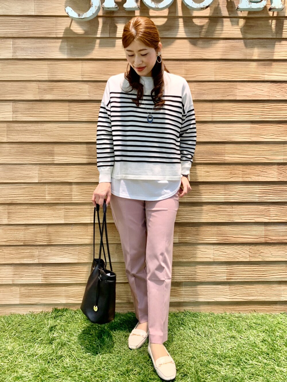 ベージュ系のその他トップス、ピンク系のその他パンツ、ブラック系のトートバッグを着用したレディースの冬コーディネートの3枚目の写真